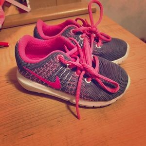 Nike tennis shoes 6 toddler